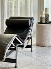 Load image into Gallery viewer, LC4 Chaise Longue |
After the 1928 original by Le Corbusier, Pierre Jeanneret & Charlotte Perriand