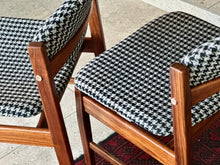 Load image into Gallery viewer, Exquisite Kallenbach Extendable Table & Eight Dining Chairs