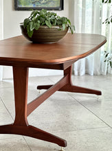 Load image into Gallery viewer, Larger Extendable Dining Table