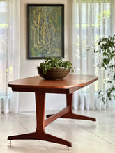 Load image into Gallery viewer, Larger Extendable Dining Table