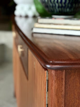 Load image into Gallery viewer, Elegant Mid-Century Sideboard