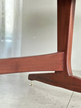 Load image into Gallery viewer, Larger Extendable Dining Table