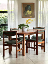 Load image into Gallery viewer, Oval Extendable Dining Table