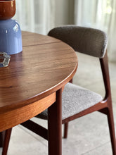 Load image into Gallery viewer, Round Mid-Century Extendable Dining Table