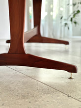 Load image into Gallery viewer, Larger Extendable Dining Table