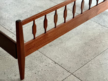 Load image into Gallery viewer, Queen Bed in Solid Sapele Mahogany