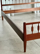 Load image into Gallery viewer, Queen Bed in Solid Sapele Mahogany