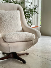Load image into Gallery viewer, Comfortable Swivel Lounge Chair