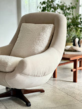 Load image into Gallery viewer, Comfortable Swivel Lounge Chair