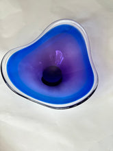 Load image into Gallery viewer, Flygsfors Coquille Art Glass Bowl by Paul Kedelv
