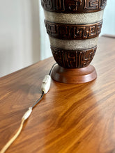 Load image into Gallery viewer, Retro Table Lamp
