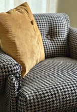 Load image into Gallery viewer, Pair Retro Armchairs