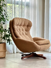 Load image into Gallery viewer, Grafton Everest Chair & Ottoman