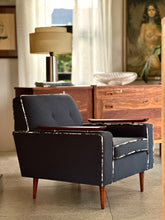 Load image into Gallery viewer, Retro Feature Chair