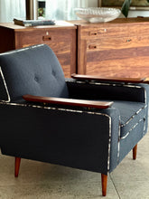 Load image into Gallery viewer, Retro Feature Chair
