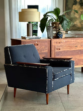 Load image into Gallery viewer, Retro Feature Chair