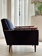 Load image into Gallery viewer, Retro Feature Chair