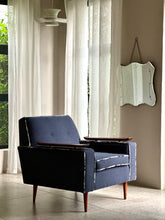 Load image into Gallery viewer, Retro Feature Chair