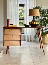 Load image into Gallery viewer, Retro Occasional Table Lamp