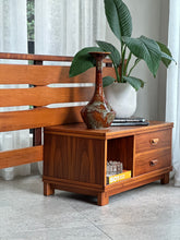 Load image into Gallery viewer, Walnut King Bed Set