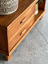 Load image into Gallery viewer, Walnut King Bed Set