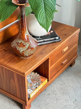 Load image into Gallery viewer, Walnut King Bed Set