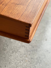 Load image into Gallery viewer, Walnut King Bed Set