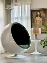 Load image into Gallery viewer, Retro Ball Chair Re-Trend