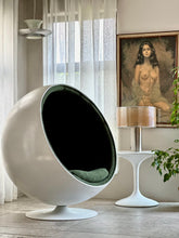 Load image into Gallery viewer, Tulip Style Side Table