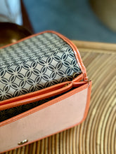 Load image into Gallery viewer, Vintage Handbags