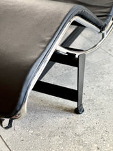Load image into Gallery viewer, LC4 - Le Corbusier Chaise Longue