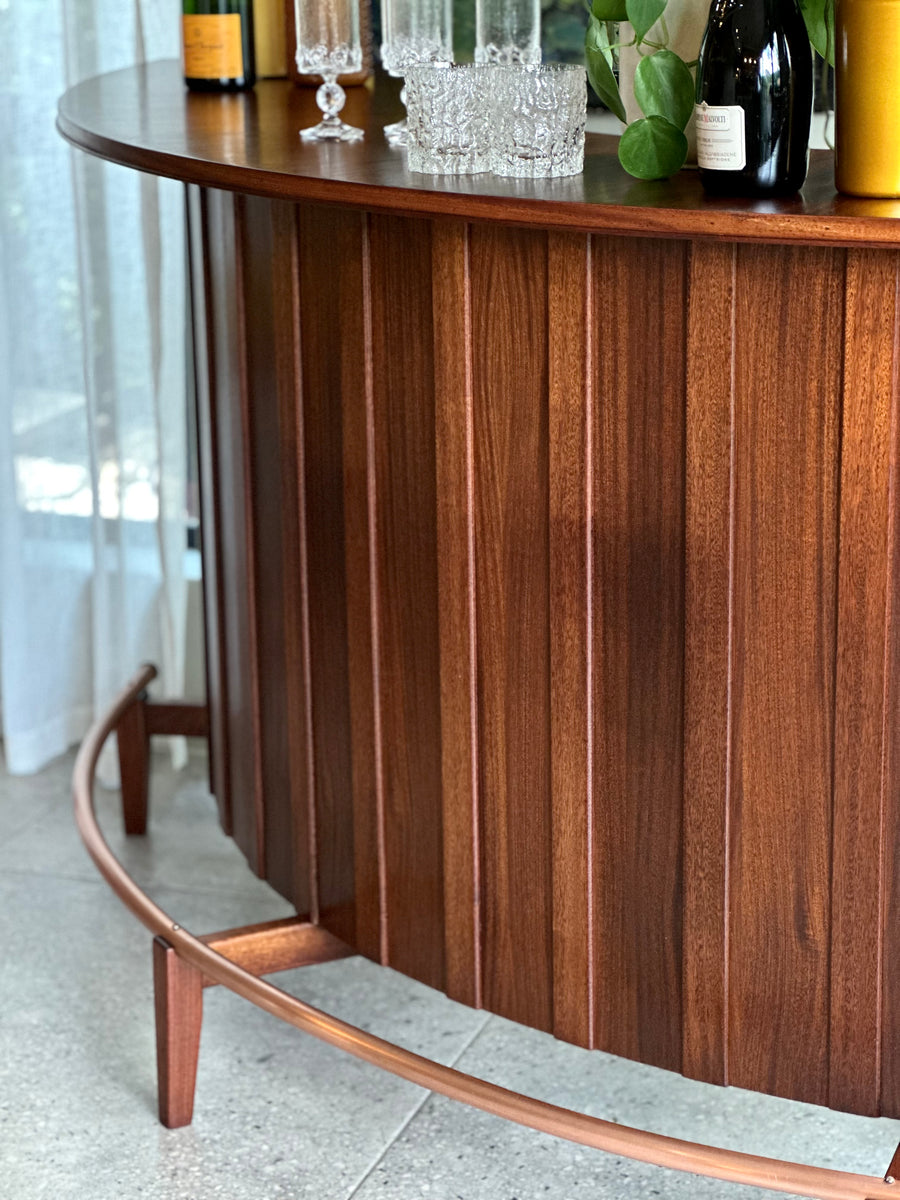 Mid-Century Curved Bar with Copper Footrest & 3 Bar Chairs – RE-TREND