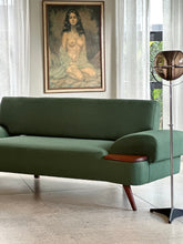 Load image into Gallery viewer, Retro Couch / Daybed