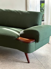 Load image into Gallery viewer, Retro Couch / Daybed