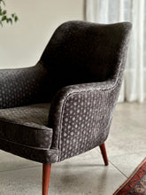Load image into Gallery viewer, Elegant Curved Armchair