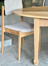 Load image into Gallery viewer, Vintage Oval Oak Dining Table