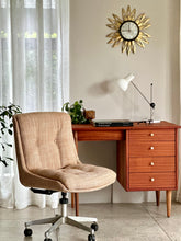 Load image into Gallery viewer, Rolling office chair by Horizon