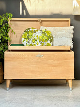 Load image into Gallery viewer, Retro Oak Kist