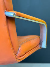 Load image into Gallery viewer, Vintage "Geoffrey Harcourt" Artifort Swivel Chair