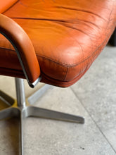 Load image into Gallery viewer, Vintage "Geoffrey Harcourt" Artifort Swivel Chair