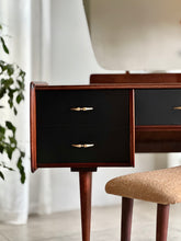 Load image into Gallery viewer, Aristocraft Mahogany Dresser With Mirror