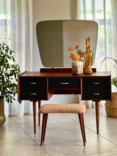 Load image into Gallery viewer, Aristocraft Mahogany Dresser With Mirror