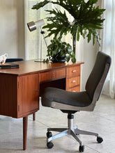 Load image into Gallery viewer, Cast Aluminium Rolling Office Chairs