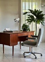 Load image into Gallery viewer, Cast Aluminium Rolling Office Chairs