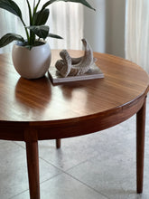 Load image into Gallery viewer, Mid-Century Round Extendable Dining Table