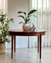 Load image into Gallery viewer, Mid-Century Round Extendable Dining Table