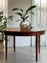 Load image into Gallery viewer, Mid-Century Round Extendable Dining Table