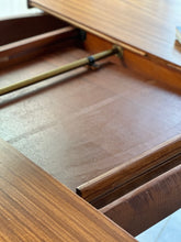 Load image into Gallery viewer, Mid-Century Round Extendable Dining Table