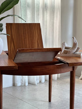 Load image into Gallery viewer, Mid-Century Round Extendable Dining Table