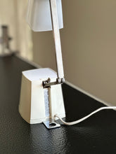 Load image into Gallery viewer, Taki Light "Iris" - Table Lamp